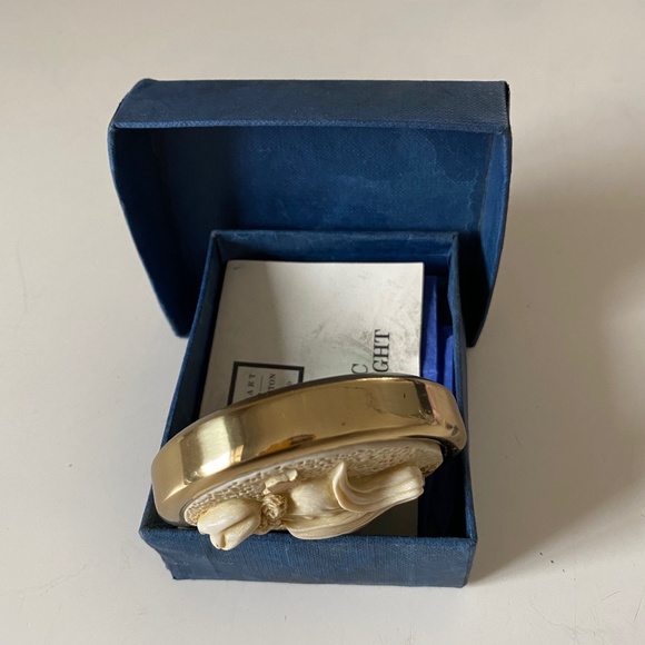 Stuart Houghton I AQUARIUS I Zodiac Paperweight - Picture 7 of 16